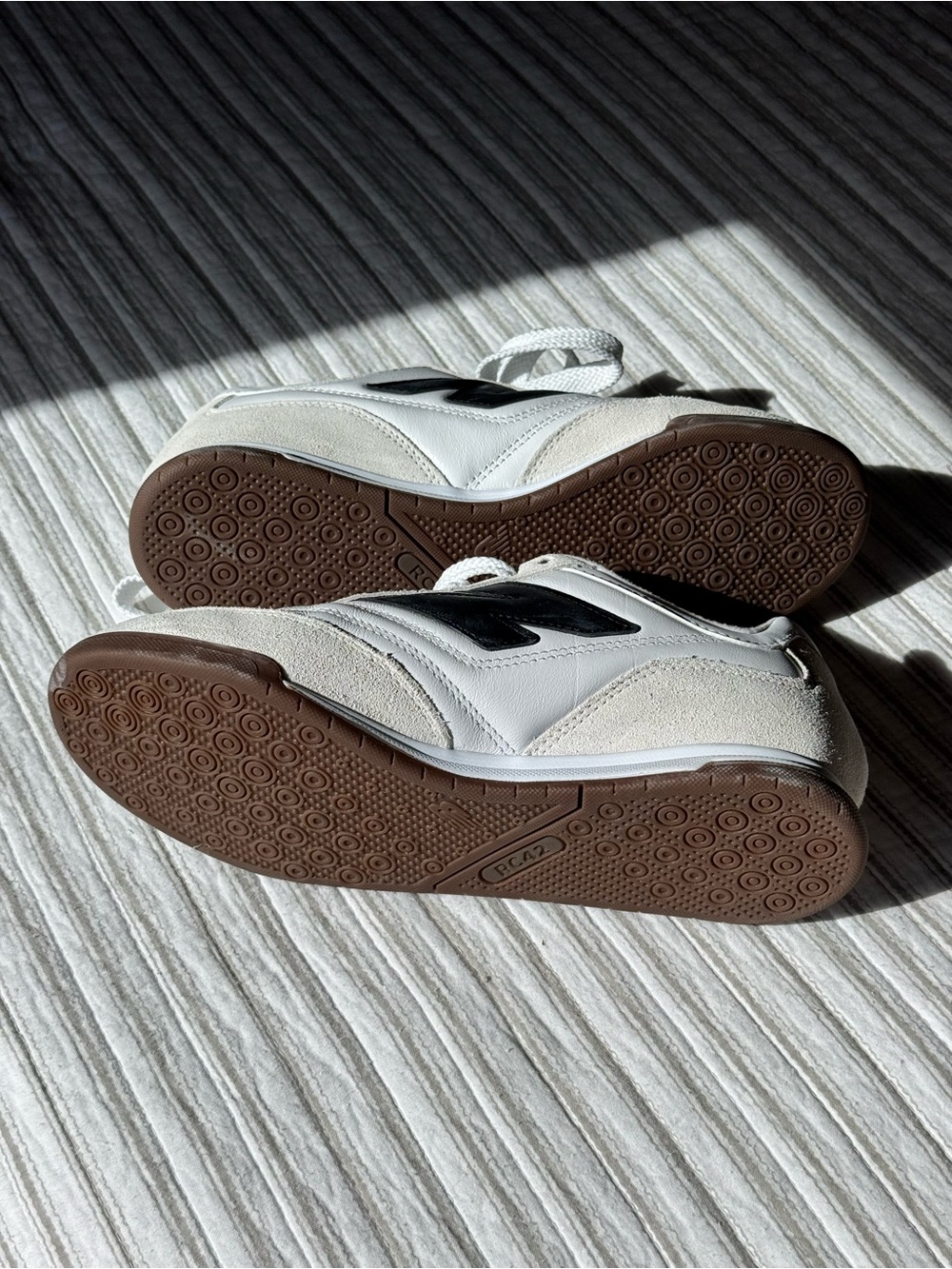 NWOT New Balance Women’s White & Black Gum Low-Profile Sneaker Sz W9.5 M8 - Picture 7 of 7